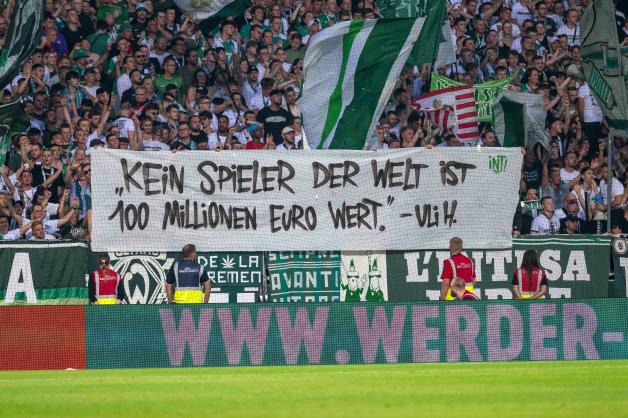 Werder-Fans hielten das Banner während des Spiels hoch.