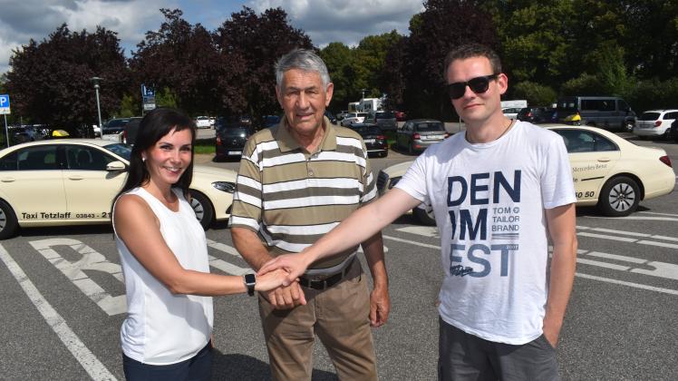Hand drauf, damit Taxi Güstrow immer gut und unfallfrei unterwegs ist, wie schon Taxi Tetzlaff. Das betonen Kristina Swensson, Dieter Tetzlaff und Colin Schwebke unisono (v.l.).