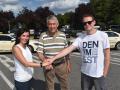 Hand drauf, damit Taxi Güstrow immer gut und unfallfrei unterwegs ist, wie schon Taxi Tetzlaff. Das betonen Kristina Swensson, Dieter Tetzlaff und Colin Schwebke unisono (v.l.).