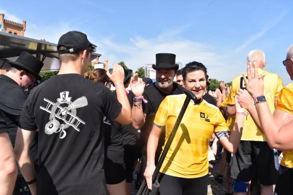 Abklatschen beim Drachenbootrennen in Schwerin Abklatschen beim Drachenbootrennen in Schwerin