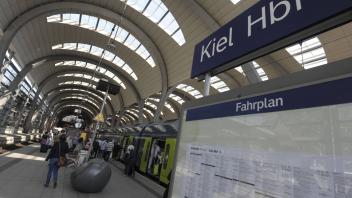 Überdachte Bahnsteige im Kieler Hauptbahnhof Hauptbahnhof Kiel