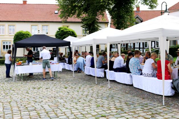 Premiere für das Sommeressen auf dem Kirchplatz in Ostercappeln