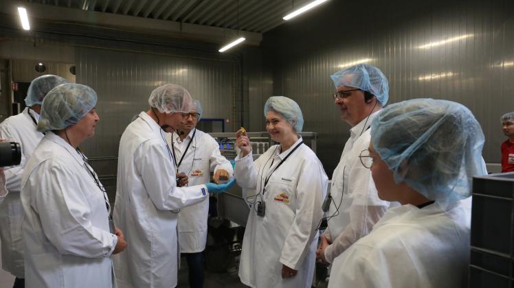 Offizielles Naschen in der Produktion bei Sweet Tec in BoizenburgGeschäftsführer Oliver Schindler lässt Ministerpräsidentin Manuela Schwesig ein paar Fruchtgummis probieren.