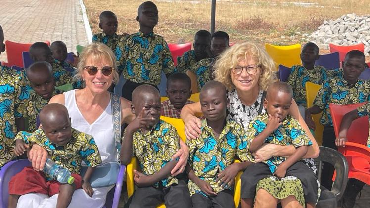 Seit 2019 unterstützen die Meppenerinnen Ingrid Hackmann (links, mit Sonnenbrille) und Conny Hoge Kinder in Ghana, die wegen einer körperlichen oder geistigen Behinderung aus der Gesellschaft verstoßen wurden. Dafür haben sie den Verein Spirit Children (zu deutsch: Hexenkinder) gegründet.