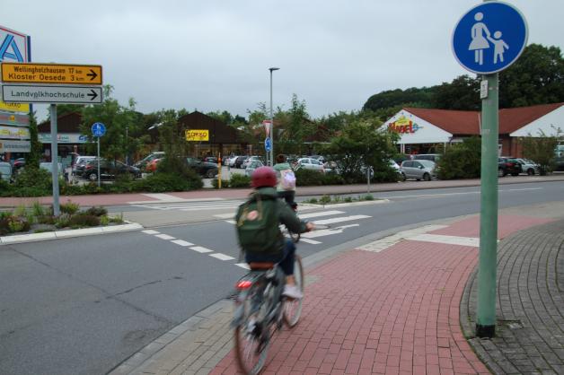 Richtung Kloster Oesede müssen Fahrradfahrer die Straßenseite wechseln.