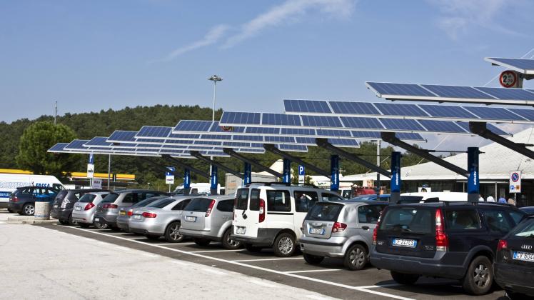Bildnummer: 53514963  Datum: 28.09.2009  Copyright: imago/imagebrokerSolar-Überdachung eines Parkplatzes für die Autobahnraststätte La Macchia , in der Nähe von Rom, Lazio, Italien, Europa Reisen kbdig xcb 2009 quer Überdachung alternativ alternative Alternativenergie Alternativenergien alternativer alternatives am außen Außenaufnahme aussen Aussenaufnahme Aussenaufnahmen Auto Autobahnraststätte Autobahnraststaette Autos bei blauer der die draußen draussen eines Elektrizität Elektrizitaet Energie Energiegewinnung Energien Energiequelle Energiequellen Energieversorgung erneuerbare europäisch europäische europäischer europäisches Europa europaeisch europaeische europaeischer europaeisches für Fahrzeug Fahrzeuge fuer Himmel in Italien italienisch italienische italienischer italienisches Kfz Kraftfahrzeug Kraftfahrzeuge La Lazio Macchia menschenleer Nähe Naehe niemand Parkplätze Parkplaetze Parkplatz Parkplatzes Photovoltaik Photovoltaikanlage Photovoltaikmodul Photovoltaikmodule PKW PKWs Raststätte Raststätten Raststaette Raststaetten regenerativ regenerative regenerativer regeneratives Rom Südeuropa Solar Solar-Überdachung Solar-Ueberdachung Solaranlage Solaranlagen Solarenergie Solargenerator Solargeneratoren Solarmodul Solarmodule Sonnenenergie Straßenverkehr Strassenverkehr Strom Stromerzeugung Suedeuropa Tag Tage Tageslicht tagsüber tagsueber Technik technisch technische technischer technisches Technologie Ueberdachung Verkehr von Wagen Bildnummer 53514963 Date 28 09 2009 Copyright Imago image broker Solar Roof a Parking lot for the Motorway rest area La Scrub in the Vicinity from Rome Lazio Italy Europe Travel Kbdig  2009 horizontal Roof Alternatively Alternative Alternative energy Alternative energies alternative alternatives at exterior Outside view exterior Outside view Outside Car Motorway rest area Motorway Cars at Blue the the outside outside a Electricity Electricity Energy Energy production Energy Energy source Energy sources Energy supply renewable Euro European European European Europe Eisch Europe european Europe Eischen Europe Eischen for Vehicle Vehicles for Heaven in Italy Italian Italian Italian Italian Vehicle Motor vehicle Motor vehicles La Lazio Scrub deserted Vicinity Close Nobody Parking Parking Information Parking Parking lot Photovoltaics Photovoltaic system Photovoltaic module Photovoltaic modules Car Cars Resting place Rest houses Area Roadhouses regenerative Regenerative Regenerativer regenerative Rome Southern Europe Solar Solar Roof Solar roofing Solar system Solar systems Solar energy Solar Generator Solar generators Solar module Solar modules Solar energy Road transport Road transport Stream Power generation Southern Europe Day Days Daylight during the day during daytime Technology Technically technical Technical Technical Technology roofing Traffic from Dare  