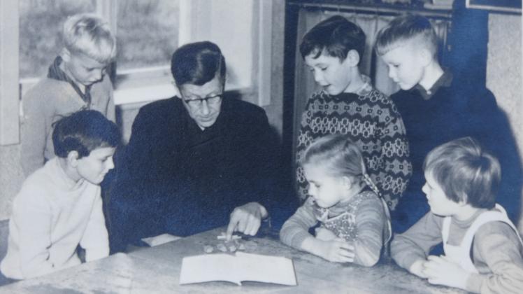 Blick in die Talger Schule Anfang der 1960er Jahre. Der damalige Lehrer Erich Sander unterrichtet die Kinder im Rechnen.