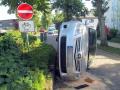 Im Ostseebad Nienhagen (Landkreis Rostock) hat sich am Montagnachmittag ein Verkehrsunfall ereignet, bei dem ein Auto auf die Seite stürzte. Der 88 Jahre alte Fahrer erlitt dabei leichte Verletzungen.