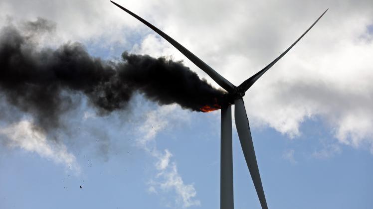 Feuer in 100 Meter Höhe ausgebrochen: In Flammen stehendes Windrad im Windpark Hohen Luckow löst Einsatz aus – Brennende Teile stürzen ab 