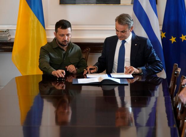 Der ukrainische Präsident Wolodymyr Selenskyj mit dem griechischen Premierminister Kyriakos Mitsotakis. Der ukrainische Präsident Wolodymyr Selenskyj mit dem griechischen Premierminister Kyriakos Mitsotakis.