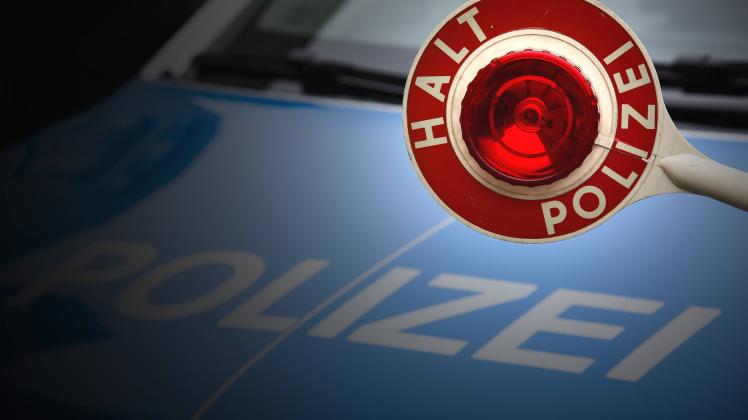 Symbolbild Thema Polizei, Einsatzfahrzeug, Polizeikelle, Halt Polizei, Schriftzug Polizei Symbolbild zum Thema Polizei a