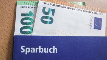 Sparbuch mit Geldscheinen *** Savings book with banknotes Copyright: xLobeca/RalfxHomburgx