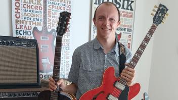Auf dem Bramscher Kirchplatz wird Malte Wollenburg vielleicht auch zwei Gitarren mit sentimentalem Wert  spielen: Die Gibson ES-125 (links) gehörte früher Wollenburgs Freund Michael Hesse, die rote Gibson ES-345 war Tom Vieths Lieblingsgitarre.
