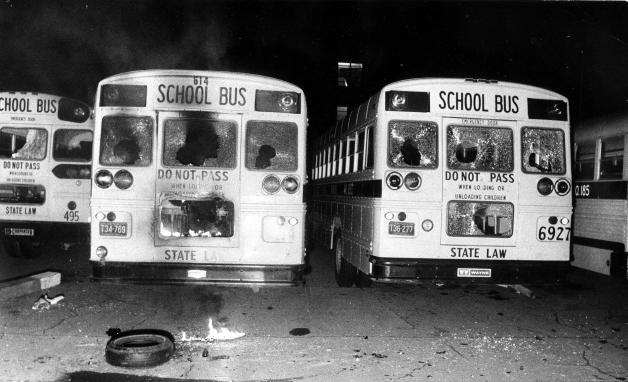 Das Busing-Programm, das die Rassentrennung eigentlich überwinden sollte, löste rassistische Proteste aus. Unser Bild zeigt attackierte Schulbusse aus dem Louisville des Jahres 1975. Das Busing-Programm, das die Rassentrennung eigentlich überwinden sollte, löste rassistische Proteste aus. Unser Bild zeigt attackierte Schulbusse aus dem Louisville des Jahres 1975.
