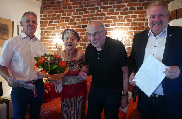 Das Diamantpaar mit den Gratulanten Dieter Klenke (links) und Markus Kleinkauertz.