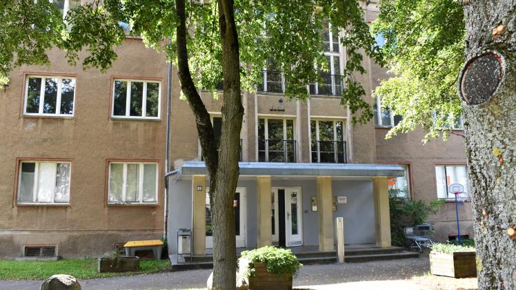 Im ehemaligen Sitz des Zentralen Gebäudemanagements in der Friesenstraße gibt es eine Wohngruppe für unbegleitete minderjährige Flüchtlinge.