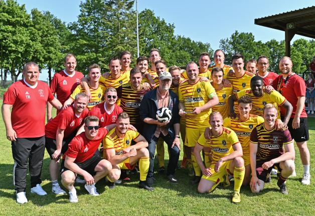 Am Ende der Saison 2022/23 feierte der Bippener SC mit Trainer Sascha Tietje (links) den Titel in der 1. Kreisklasse Osnabrück A. Am Ende der Saison 2022/23 feierte der Bippener SC mit Trainer Sascha Tietje (links) den Titel in der 1. Kreisklasse Osnabrück A.