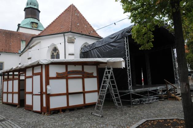 Die Bude des Marktmeisters ist schon aufgebaut. Und auch die Kirchplatzbühne in Bad Essen ist bereit. Die Bude des Marktmeisters ist schon aufgebaut. Und auch die Kirchplatzbühne in Bad Essen ist bereit.