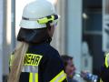 Melle, Deutschland 12. Juni 2023: Im Bild: Eine Feuerwehrfrau mit Schutzausrüstung bei einem Brand, Feuer. Auf der Schut