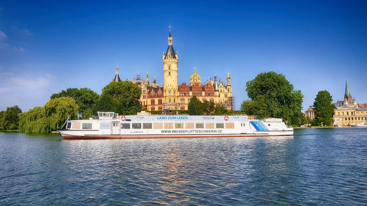 Weisse Flotte Die MS Schwerin war das erste Schiff mit großem Oberdeck, das zur Flotte stieß.