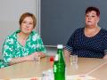 Adiposias Behandelte sprechen über ihre Erfahrung: Zwei Frauen sitzen an einem Gesprächstisch