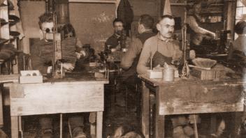 Das war einmal: eine typische Blindenwerkstatt, in der Besen, Bürsten und Pinsel hergestellt wurden. 