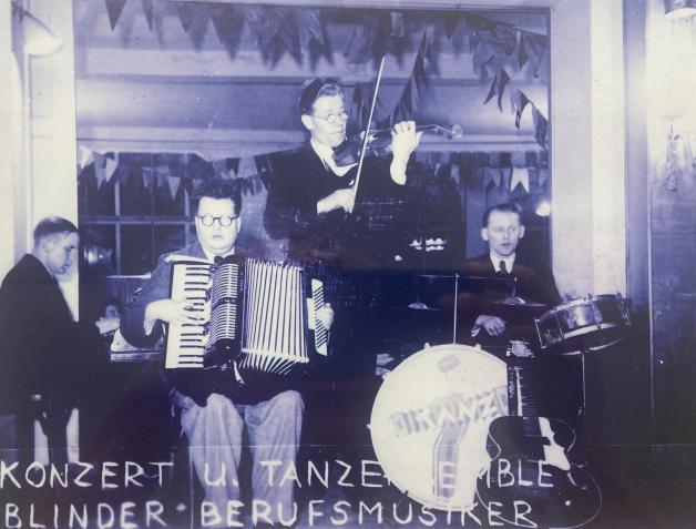 Aus der hundertjährigen Geschichte des Blindenvereins Osnabrück: „Konzert- und Tanzensemble“. 