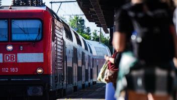Fahrgäste warten im Bahnhof auf eine Regionalbahn. (zu dpa «Deutsche Bahn modernisiert Bahnhöfe in MV») +++ dpa-Bildfunk +++