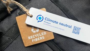 Themenbild Klimaneutrales Produkt. Label an einerm Rucksack, der klima neutral produziert wurde und aus recycleten Faser