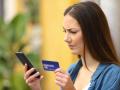 Suspicious buyer buys on line with credit card model released, Symbolfoto, 13.10.2020, Copyright: xAntonioGuillemx Panth