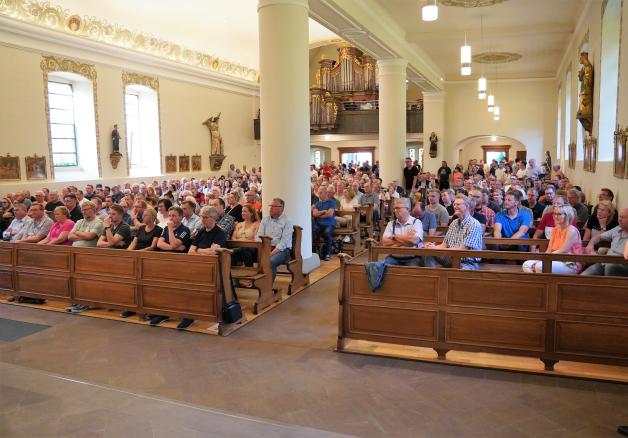Die Kirche war voll besetzt. Einige Besucher mussten stehen. Die Kirche war voll besetzt. Einige Besucher mussten stehen.