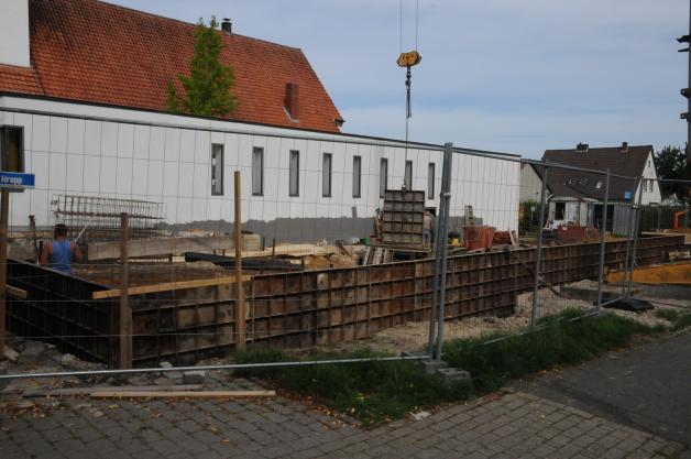 Der Bau des Pfarrheims an der Lerchenstraße hat in diesem Monat begonnen.