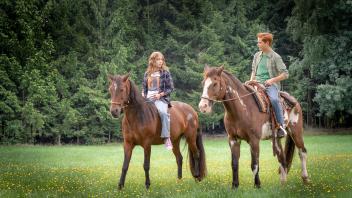 Anni und Lorenz freunden sich an. Beide lieben Pferde. 