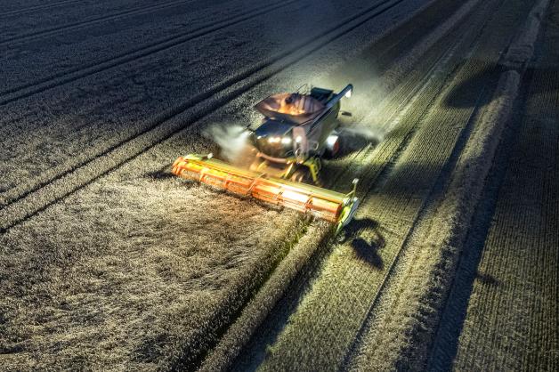 Auch in der Dunkelheit sind die Landwirte unterwegs, weil es oftmals nicht anders geht. Auch in der Dunkelheit sind die Landwirte unterwegs, weil es oftmals nicht anders geht.