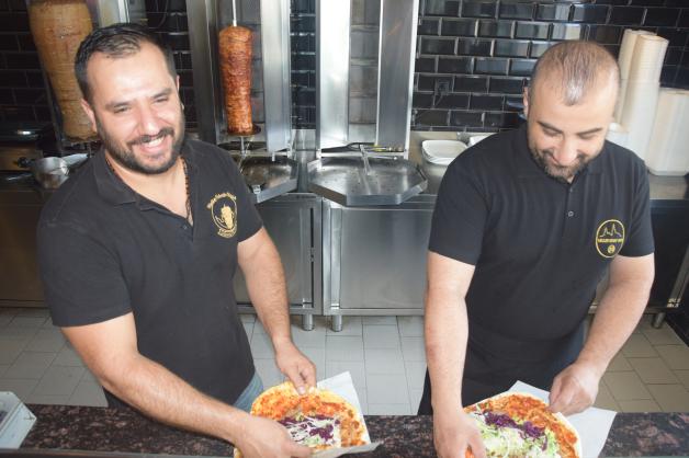 Beim Lahmacun zubereiten: Nihat Yildizdag (von links) und Mehmet Salih Irmak.