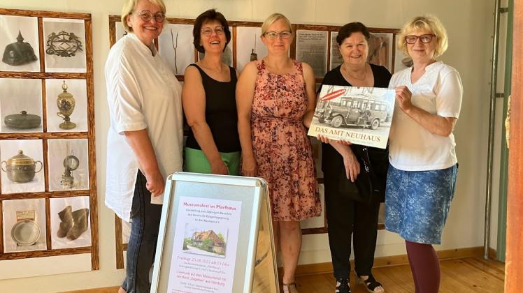 Annegret Panz, Jaqueline benthien, heike Pink, Erika Levknecht und helga Fischer (vl) bereiten haben die Ausstellung zum Jubiläum vorbereitet. 