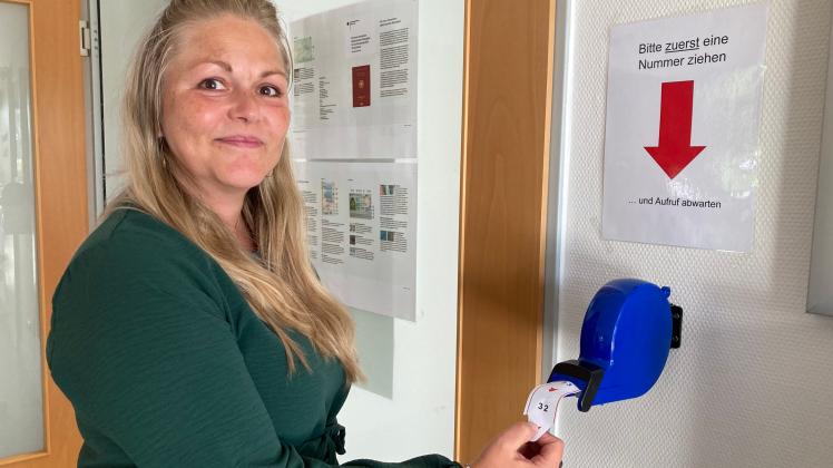 Entspannung im Bürgerbüro Stralendorf: Mitarbeiterin Antje Schwenkler zeigt, wie das neu eingeführte Nummernsystem im Wartebereich funktioniert.