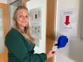 Entspannung im Bürgerbüro Stralendorf: Mitarbeiterin Antje Schwenkler zeigt, wie das neu eingeführte Nummernsystem im Wartebereich funktioniert.