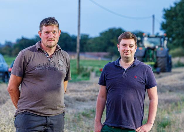Lars Sieckermann (rechts) und Sebastian Brüggemeyer wissen, wie die Ernte in diesem Sommer beim Weizen ausfällt.