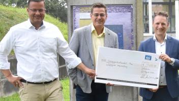 v.l.n.r.: Sebastian Ehlers (Stadtpräsident Schwerin, CDU), Karsten Arndt (Schweriner Hospizstiftung) und Dr. Andre Nientiedt (Aqua Service Schwerin)