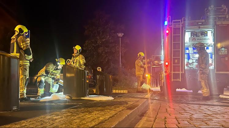 Feuerwehr löscht brennenden unterirdischen Papiercontainer