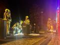 Feuerwehr löscht brennenden unterirdischen Papiercontainer