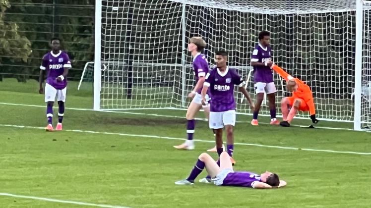 Geschlagen in letzter Sekunde: Die U19-Fußballer des VfL Osnabrück unmittelbar nach der 2:3-Niederlage gegen Werder Bremen. 