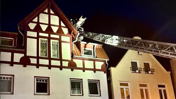 FFw Bützow Aus diesem Spitzdach eines Hauses in der Langestraße in Bützow wird ein Patient geborgen werden.