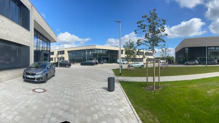 Alle neuen Gebäude auf einen Blick, so empfängt einen der neue Schulcampus von Zarrentin. Links die Grundschule, in der Mitte die Realschule, rechts die große Sporthalle mit Mensa.