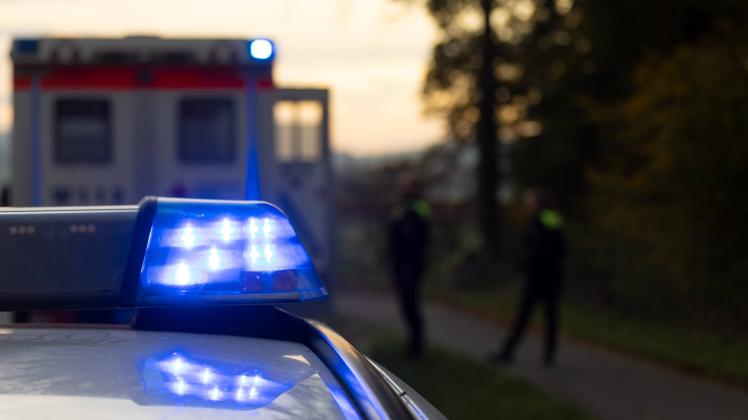 Melle, Deutschland 23. Oktober 2022: Ein Einsatzfahrzeug, Streifenwagen, der Polizei steht mit Blaulicht an einem Unfall