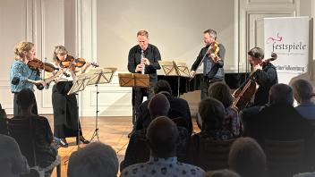 Das „Heath-Quartet“ mit Sara Wolstenholme, Juliette Roos, Garry Pomeroy und Christopher Murray (v.l.) hatte sich für Mozarts Klarinettenquintett den Klarinettisten und Publikumsliebling Matthias Schorn (M.) eingeladen.