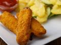 Fischstäbchen mit Kartoffelsalat auf dem Teller Fischstäbchen mit Kartoffelsalat auf dem Teller ,model released, Symbolf