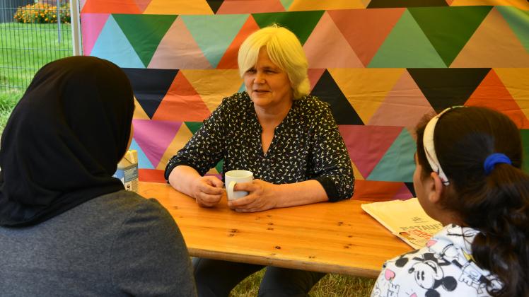 Martina Uhlenkamp, Geschäftsführerin von In Via, führt im Pop-up-Café viele Gespräche mit Bewohnern der Neustadt.