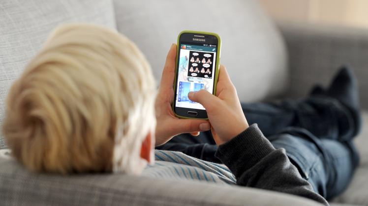 Kind mit Handy